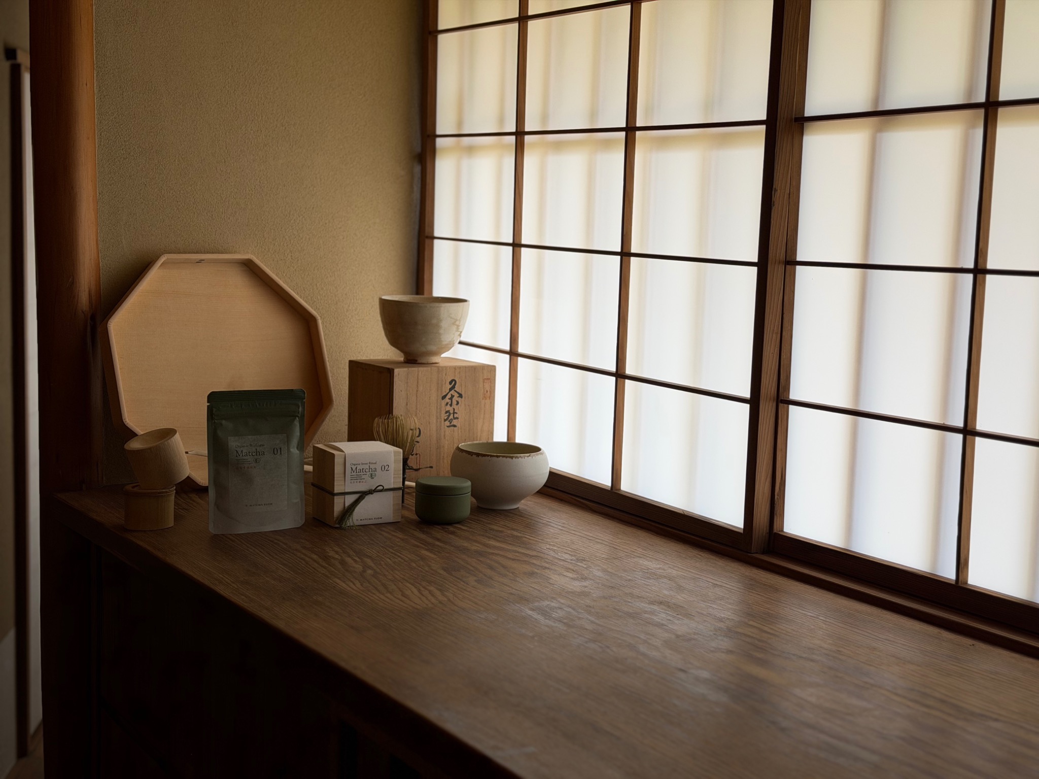 障子から光が差し込む窓辺に並ぶMATCHA FLOWの抹茶と茶道具